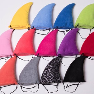 Puede incluir: Un conjunto de diez diademas de fieltro en forma de aleta de tibur&oacute;n en varios colores, incluyendo rosa, rojo, azul, verde, morado y gris. Las diademas est&aacute;n hechas de fieltro suave y tienen un dise&ntilde;o simple y cl&aacute;sico.