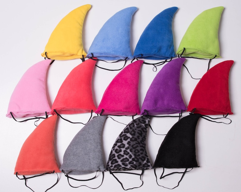 Puede incluir: Un conjunto de diez diademas de fieltro en forma de aleta de tibur&oacute;n en varios colores, incluyendo rosa, rojo, azul, verde, morado y gris. Las diademas est&aacute;n hechas de fieltro suave y tienen un dise&ntilde;o simple y cl&aacute;sico.