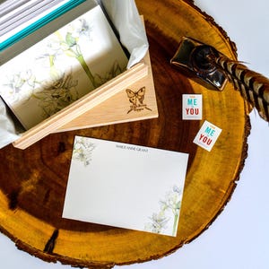 Kwiat urodzinowy grudnia (narcyz lub biel papieru) Personalizowany papier listowy w akwareli
