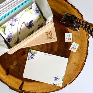 Papelería personalizada en acuarela con flores de cumpleaños de febrero (violetas moradas)