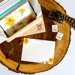 Gepersonaliseerde briefpapier verjaardag oktober (goudsbloem) in aquarel