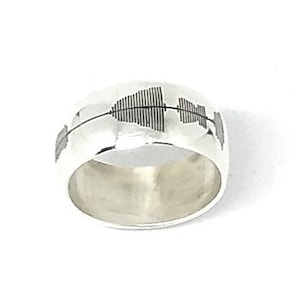 Bague incurvée en argent sterling 9 mm avec onde sonore gravée + code QR imprimé sur une carte
