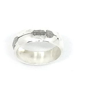 Bague incurvée en argent sterling 5 mm avec onde sonore gravée + code QR imprimé sur une carte