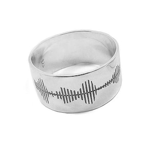 Bague en argent sterling 10 mm avec onde sonore gravée + code QR imprimé sur une carte