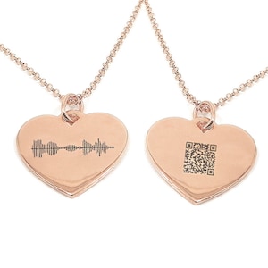 Peut inclure: Deux colliers en forme de cœur en or rose. L'un des colliers présente une gravure d'onde sonore, tandis que l'autre collier présente une gravure de code QR.