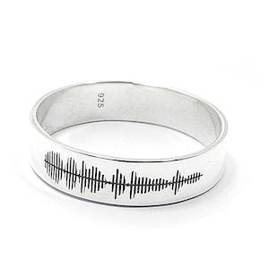 Bague en argent sterling 5 mm avec onde sonore gravée + code QR imprimé sur une carte