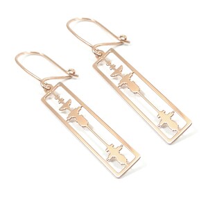 Boucles d'oreilles en argent sterling plaqué or rose avec onde sonore découpée dans une plaque rectangulaire 35 x 8 mm + code QR imprimé sur une carte