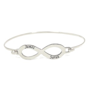 Pulsera de infinito personalizada hecha a mano, Pulsera tipo brazalete con infinito y nombres en plata de ley bañada en platino o oro.