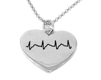 Collar de plata de primera ley con baño de platino con el diagrama de los latidos de tu corazón grabado en un corazón y texto grabado en la parte posterior (opcional)