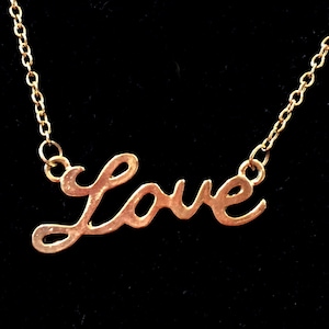 Colgante de amor / Colgante de amor vintage / Colgante de amor chapado en oro amarillo / Colgante con palabra de amor / Colgante de amor con escritura