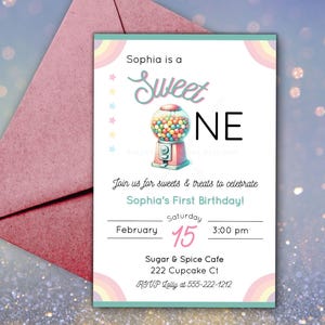 Puede incluir: Una invitación de color pastel para un primer cumpleaños. La invitación presenta una máquina de chicles con el texto "Sophia is a Sweet One". La invitación incluye la fecha, la hora y la ubicación de la fiesta.
