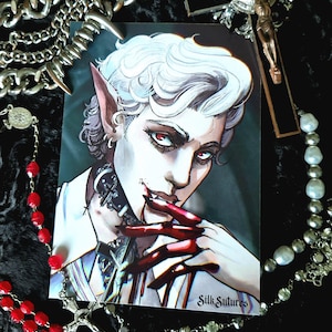 Puede incluir: Una ilustración digital de un vampiro con cabello blanco y ojos rojos. El vampiro lleva una camisa blanca con una corbata negra y tiene esmalte de uñas rojo. La imagen se titula "Silk Sutures".