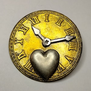 Pino de relógio Steampunk - broche cyberpunk feito à mão - brilho dourado pintado com mostradores e acessório de relógio de coração - ideia de presente steam punk para mulheres