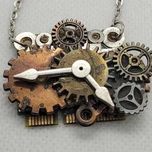 Collar de pieza de computadora Steampunk- accesorio cyberpunk hecho a mano- regalo nerd único- arandelas recicladas, piezas de reloj- joyería de placa de circuito