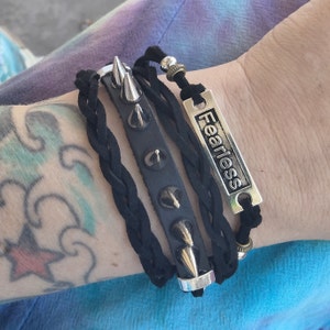 Pulsera Punk FEARLESS- cuero sintético negro ajustable- púas y cuentas de metal- múltiples hebras- cierre de langosta- estilo grunge vintage de los años 80 y 90