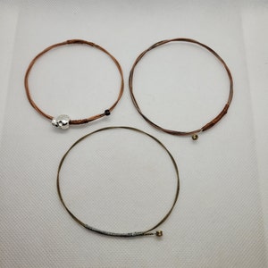 Pulsera de cuerda de guitarra- brazalete hecho a mano- joyería reciclada única- idea de regalo amante de la música- accesorio envuelto en alambre reciclado- Día de San Valentín