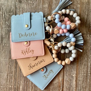 Llavero de billetera personalizado, regalo personalizado de dama de honor, favor de despedida de soltera, billetera de pulsera grabada con láser, accesorio de viaje, bolsa de identificación