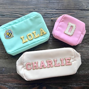Bolsa de maquillaje personalizada, bolsa de nailon para cosméticos, bolsa de regalo para dama de honor, bolsa con letras universitarias personalizada, bolsa de viaje personalizada con cremallera, color pastel