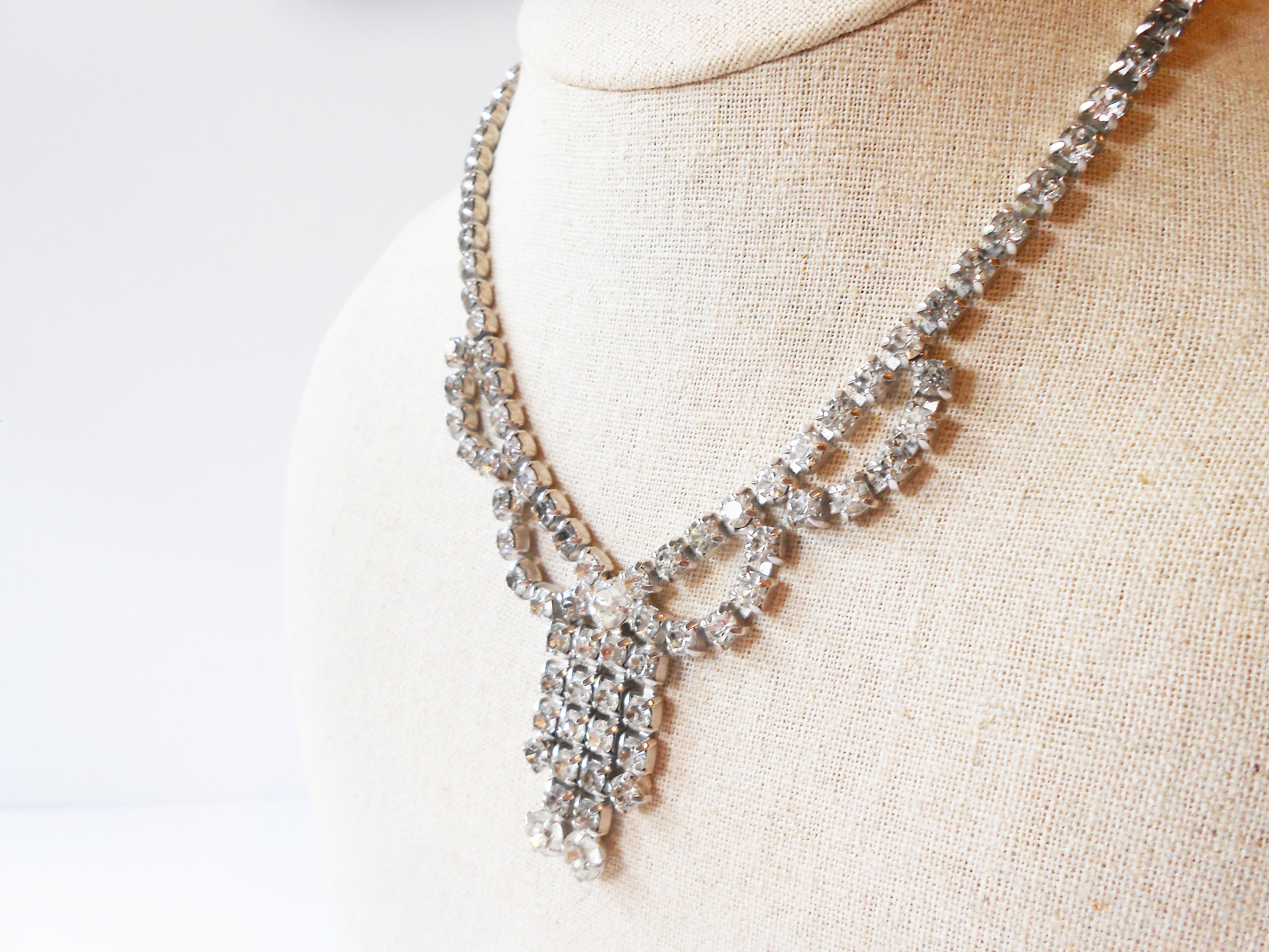 collier argenté strass à franges idéal pour compléter tenue de soirée