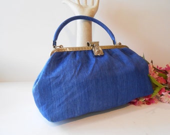Bolso de noche vintage de tafetán azul con marco plateado.