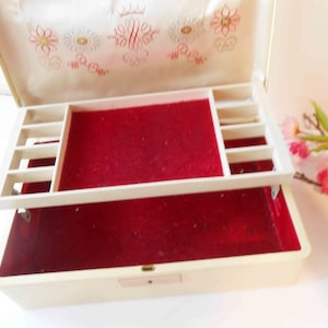 Vintage White Ladies Jewelry Case,