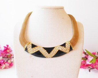 Collar Monet de malla dorada vintage, con detalles de esmalte y diamantes de imitación pavé.
