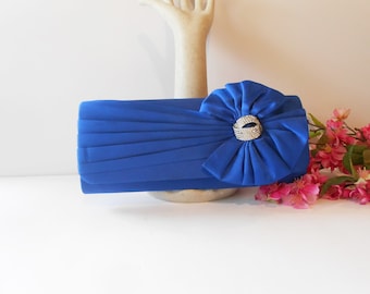 Bolso de mano de noche azul satinado con detalle de lazo de pedrería