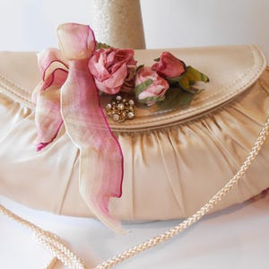 Bolso de noche de satén color champán, detalles florales, clutch color champán, para ocasiones especiales, bolso para después de las cinco, bolso de boda, bolso de fiesta EB-0736