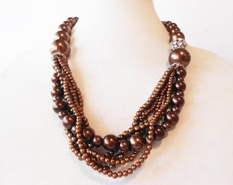 Collar vintage de perlas color marrón chocolate con detalles de pedrería.