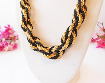Collar vintage de dos hebras retorcidas en negro y dorado.