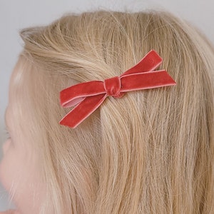 Piccolo fiocco in velluto / 10 colori / Fascia per capelli in nylon, fermaglio a coccodrillo o fermaglio per capelli completamente foderato