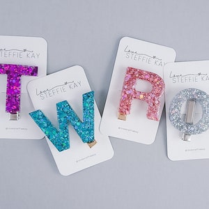 Grampo de cabelo de jacaré com letras brilhantes | Carta Barrette