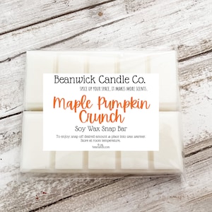 Puede incluir: Una barra de cera de soja blanca con una etiqueta que dice "Beanwick Candle Co. Spice up your space, it makes more scents. Maple Pumpkin Crunch Soy Wax Snap Bar To enjoy: snap off desired amount & place into wax warmer. Store at room temperature beanwick.com"