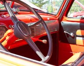 Hombre cueva, camioneta Chevy Vintage, veterano del ejército