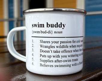 Emaille mok zwemmaatje – grappige definitie zwemmaatje – cadeau wilde zwemmer – mok wilde zwemmen – cadeau zwemmen open water