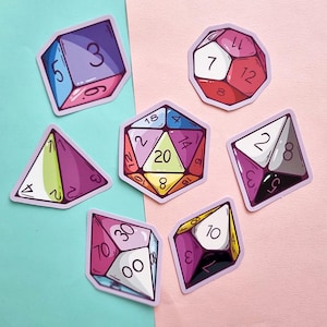 以下が含まれることがあります： 異なる数字と形をした、カラフルなサイコロのステッカー7個セット。サイコロは、紫、ピンク、赤、黄、緑、黒など、さまざまな色をしています。