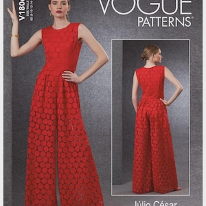 以下が含まれることがあります： Vogue Patterns V1806。ノースリーブのトップスとワイドパンツの赤いジャンプスーツ。生地は円形の模様です。画像にはジャンプスーツの前面と背面図が含まれています。「VOGUE PATTERNS」の文字が上部にあります。