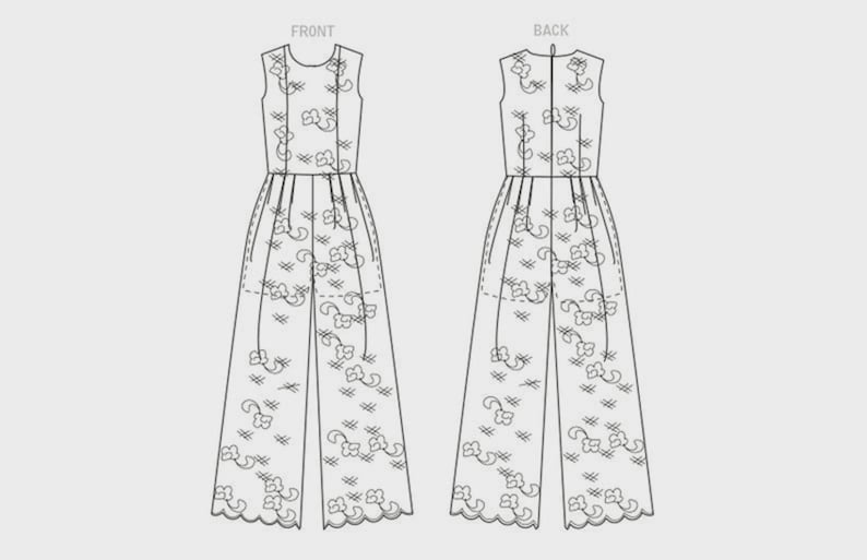 以下が含まれることがあります： ノースリーブのジャンプスーツの線画、前面と背面図。 この衣服は、丸いネックライン、フィットしたボディス、ワイドレッグパンツが特徴です。 生地は花のモチーフで模様が付けられています。 パンツの裾はスカラップエッジになっています。