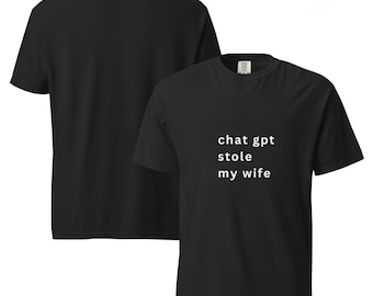 Pode incluir: Duas camisetas pretas. Uma camiseta tem o texto "chat gpt stole my wife" impresso na frente em branco.