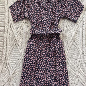 Vintage Ed Michaels 80s/90s Floral Dress – Navy Blue Pink Rose Print Shirt Dress – Short Sleeve Button Front Belted Midi Dress – Size 9-10
