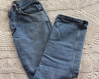 Vintage 90s Wrangler Jeans – Straight Leg Blue Denim, USA Made (34x30)