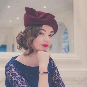 Wool Felt Beret, Wine Felt Hat, Bow Hat, Vintage Style Hat, Wine Wool Beret, Retro Woman Hat, Felt Headpiece with a Bow, Pillbox Hat