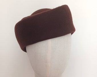 Dark Brown Wool Pillbox Beret – Vintage Ladies’ Merino Felt Hat (Sizes 55–58), Handmade with Grosgrain – Elegant Formal Wear