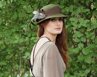 Green Wool Felt Hat, Winter Hat with Feathers, 1920s Style Hat for Women, Womens Wool Felt Hat