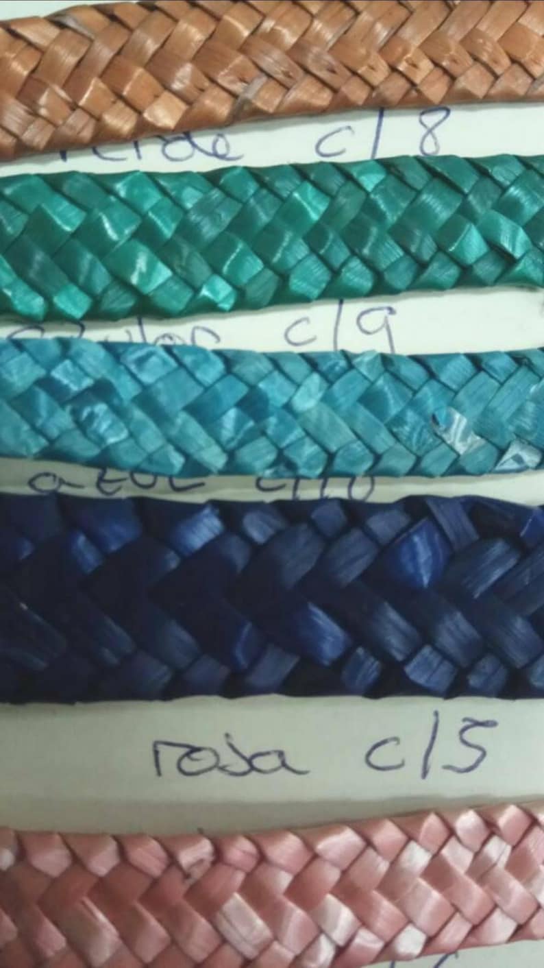 May include: Close-up of four woven strips of material in different colors. The strips are labeled "verde c18", "azul c19", "roxa c15", and "rosa c15".