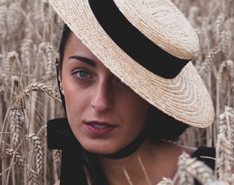 Elegancki kapelusz typu bergere z wstążką – stylowy kapelusz canotier na letnie trendy dla kobiet