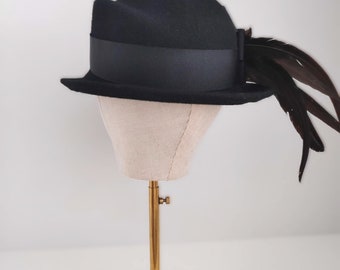 USA製 FELT HAT w/ REAL FEATHER ハット ヴィンテージ Classic Vintage Inspired Black Felt Hat With Feather Detail