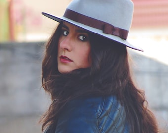 Chapeau de Fedora gris de femme, chapeau de feutre gris, chapeau de femme d'hiver, chapeau classique de Fedora, chapeau de feutre de laine grise pour elle