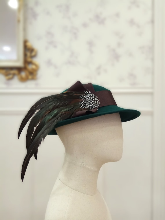 Vintage Style Bottle Green Wool Felt Hat - Feather Detail  display picture 1