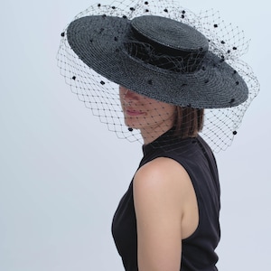Cappello da barcaiolo in paglia a tesa larga nera con velo – “Cocó” – Cappello con fiocco in velluto per matrimonio o ascot – Fatto a mano da Ane de Coco